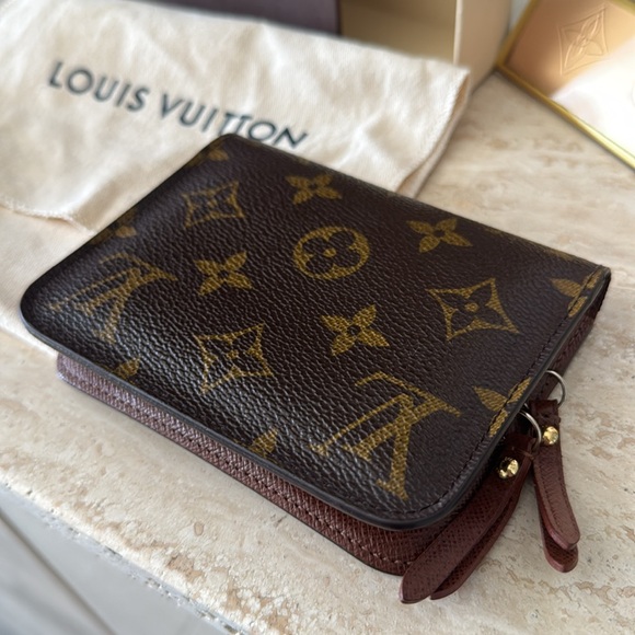 Like New Louis Vuitton Monogram Vintage 2011 Small Wallet with Brass Hardware - Picture 5 of 11